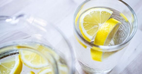 Adding lemon juice to water will make it easier to follow a water-based diet. 