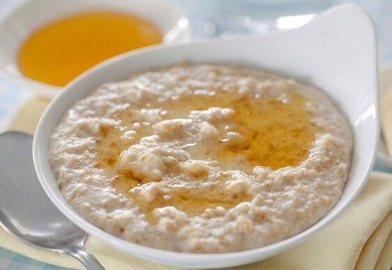 Oatmeal with linseed oil is an ideal breakfast for losing weight