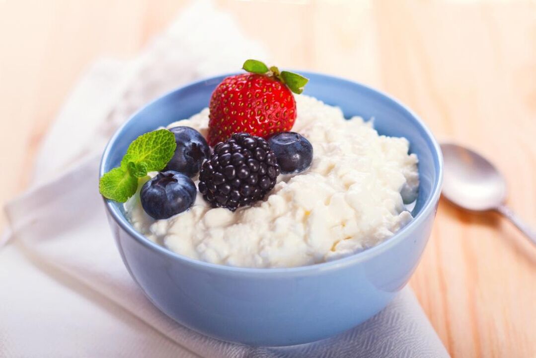 cottage cheese with red berries for a gluten-free diet