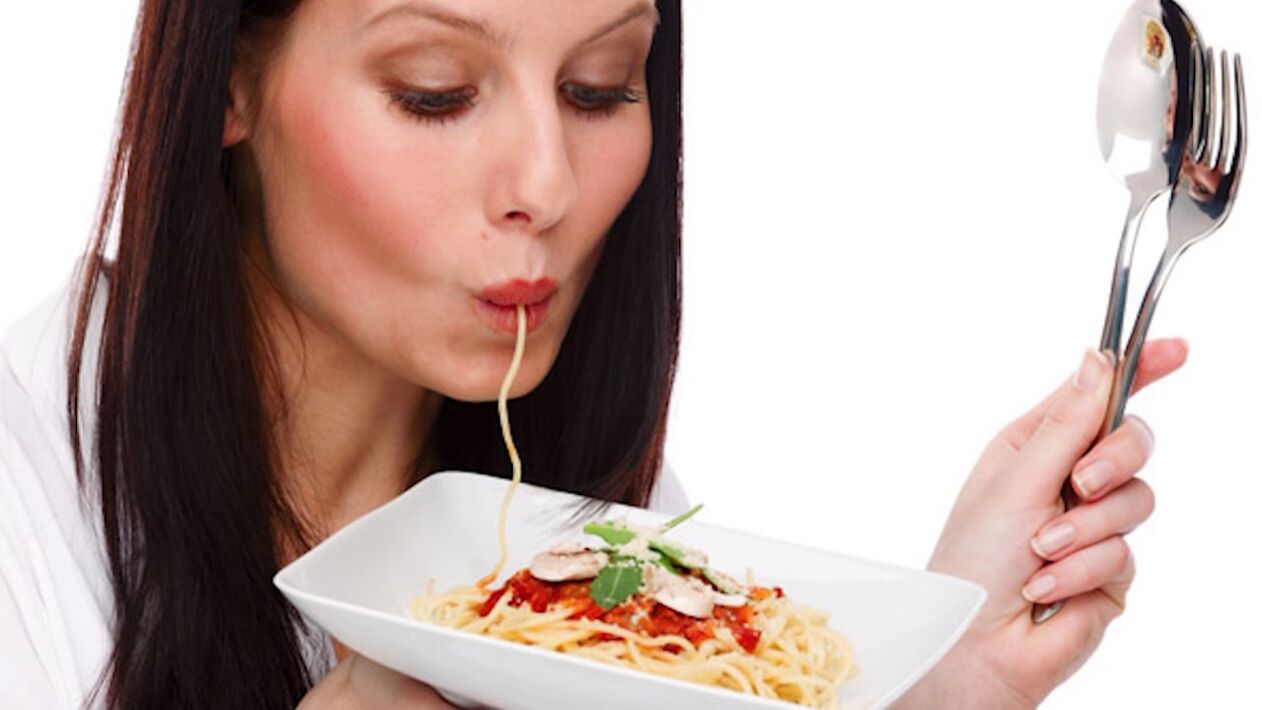 woman eating spaghetti to slim her belly