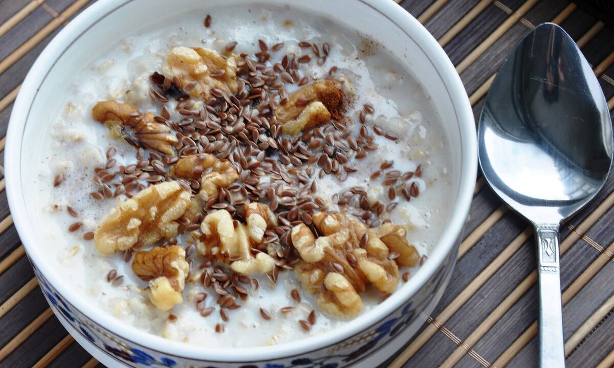 Flaxseed porridge with milk a healthy breakfast in the diet of those who are losing weight