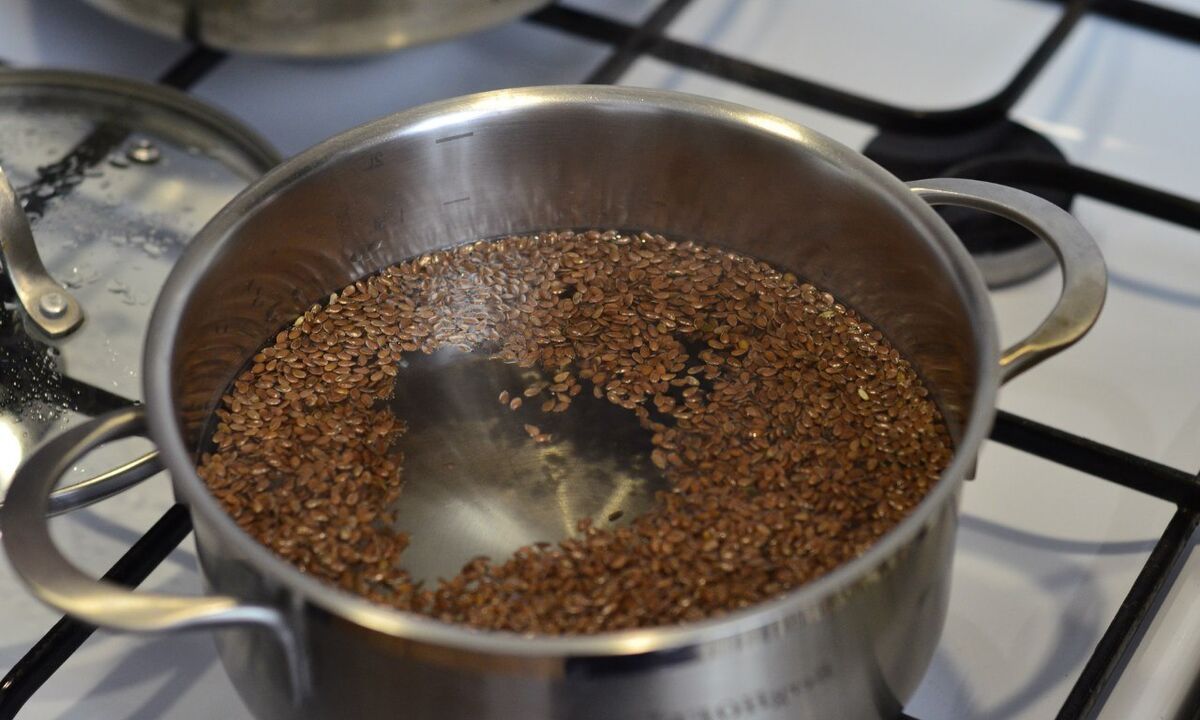One of the options for eating flax seeds is a decoction. 