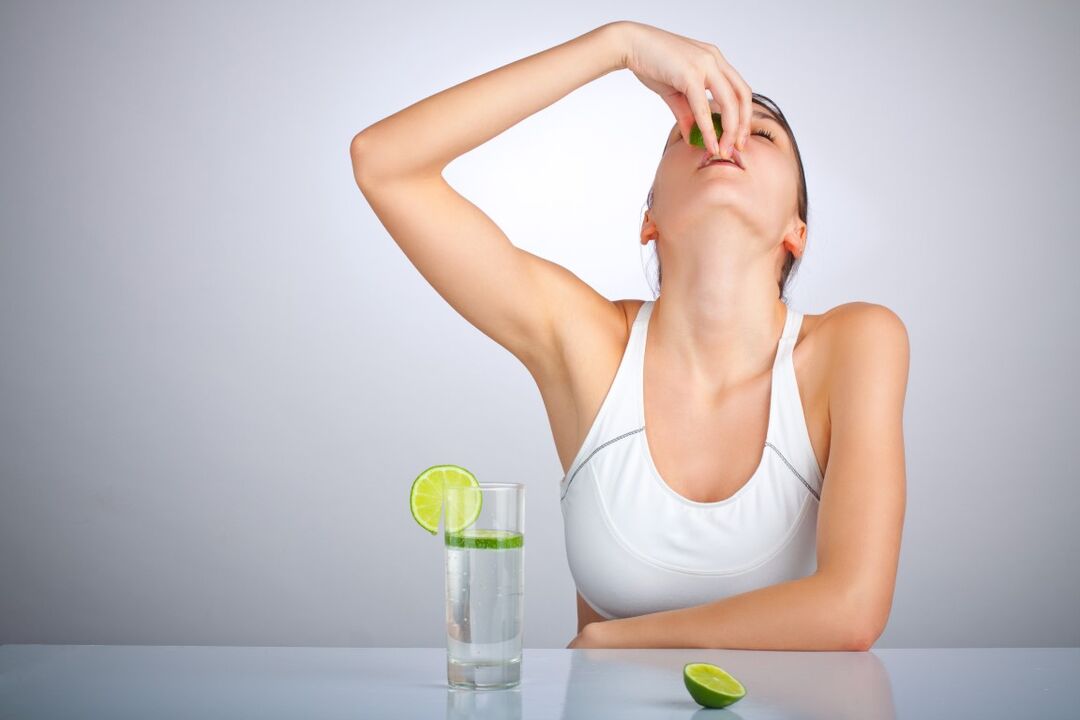 girl drinks water with lemon to lose weight